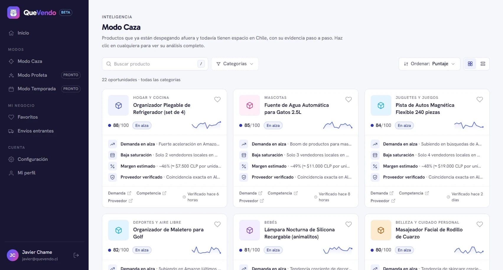 Panel real de QueVendo: el feed de Modo Caza con oportunidades puntuadas, su margen estimado y la evidencia de cada producto